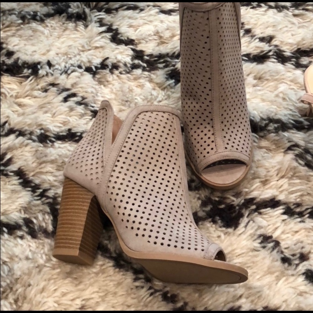 Women’s peep toe shoes sandals women’s size 7 worn once